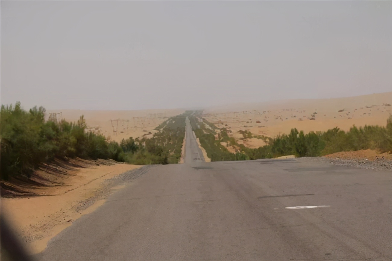 万里黄沙，波涛如怒，谁建起这条横贯中国的壮阔公路？