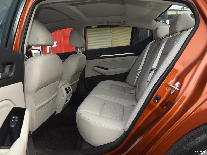 小胡说车日产天籁,小汪试车日产天籁