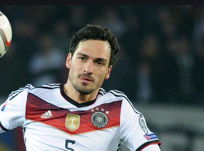 胡梅尔斯的趣事：在队内和莱万动手，女友被评为德国最美太太