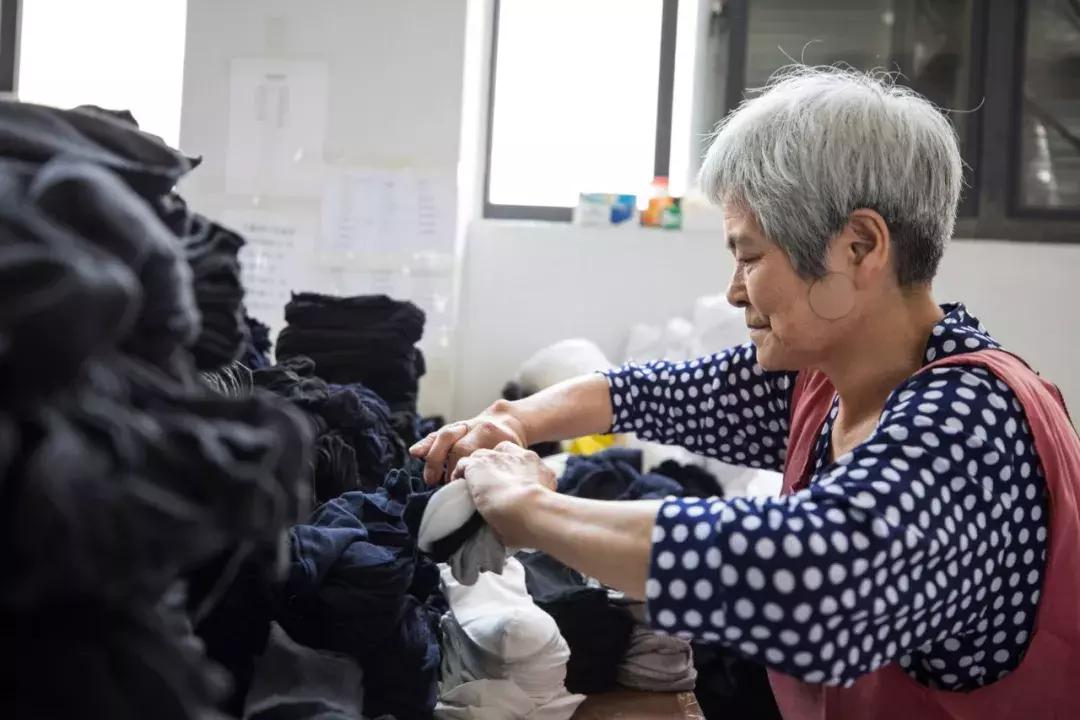 靠一分钱利润拿下全球三分之一市场份额:这是一双被低估的袜子