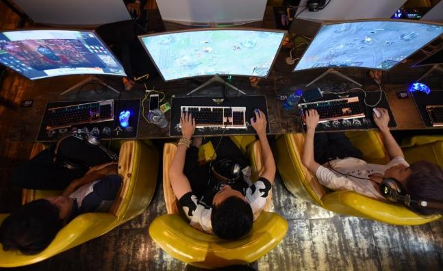 被游戏玩废了的孩子,高中生爱玩游戏有什么危害