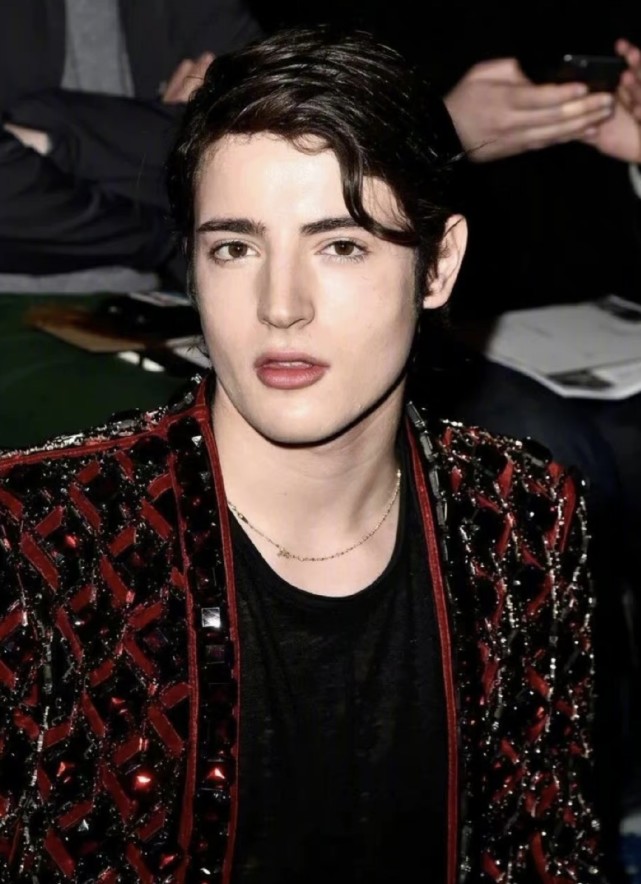 超模西摩有几个孩子,史蒂芬妮西摩儿子啥时候死的