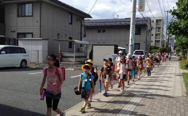 日本小朋友背着书包,日本小学生背的书包