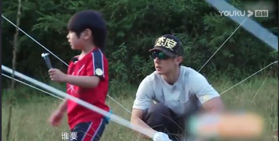 田亮叶一茜带孩子去玩,叶一茜田亮一家四口综艺现场