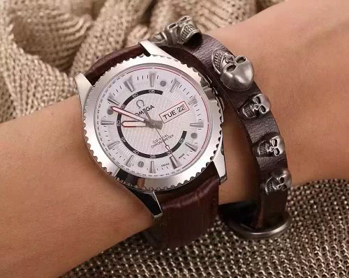 欧米茄手表保养修复多少钱,欧米茄售后维修表盘