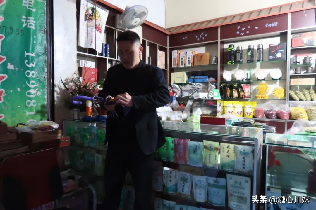 南充街头有家20年的茶行，自己当老板，几十年如一日