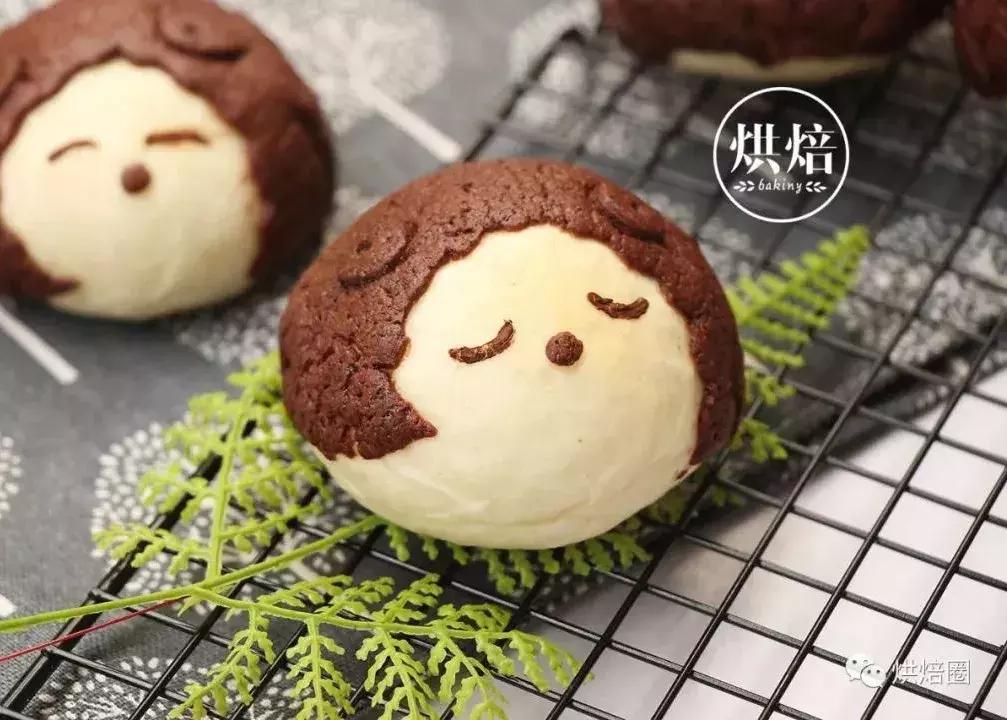 像这样把饼干皮覆在面包上就能烤出一大波孩子都爱的刺猬面包~