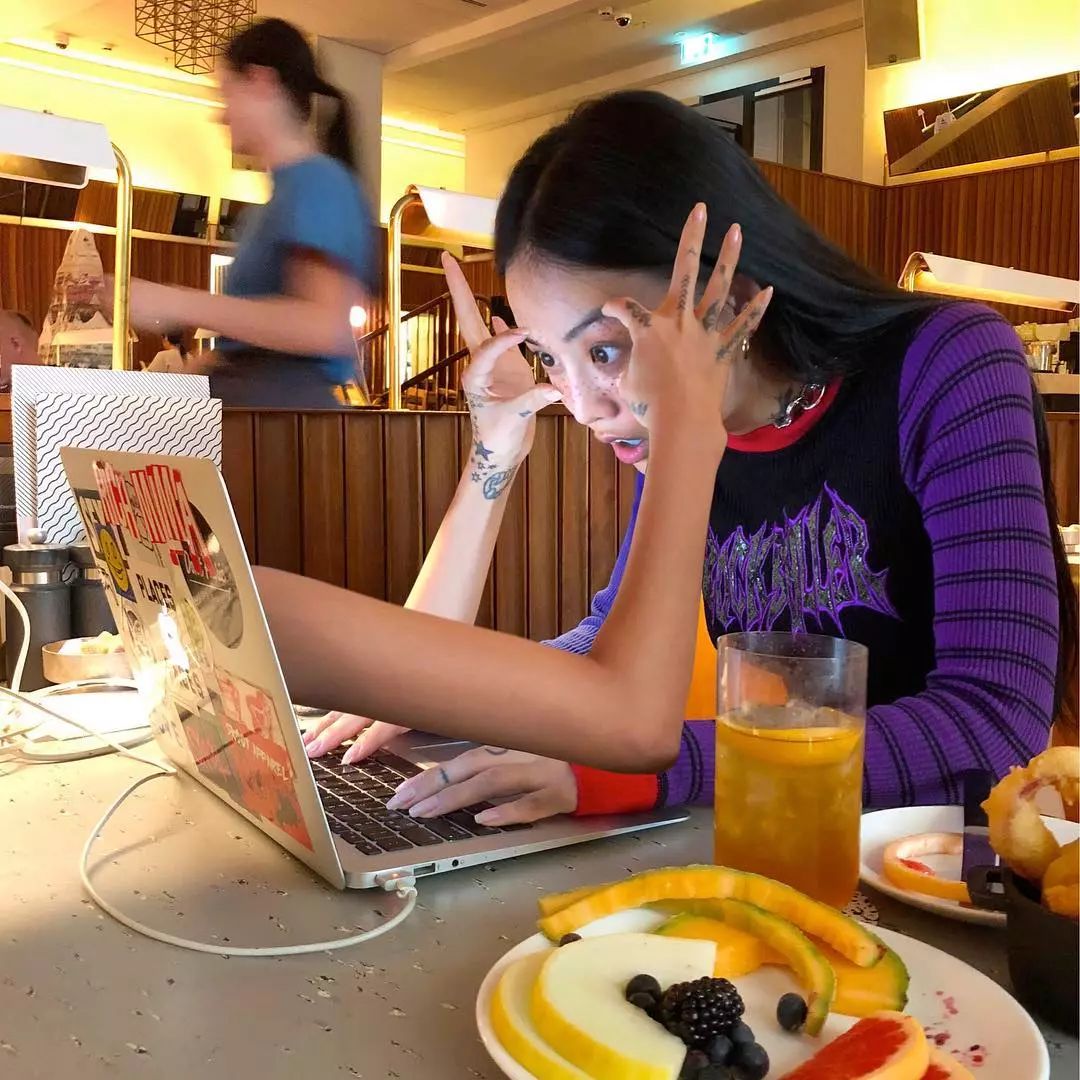 “以前看不起ACG，现在恨不得全身ACG。”