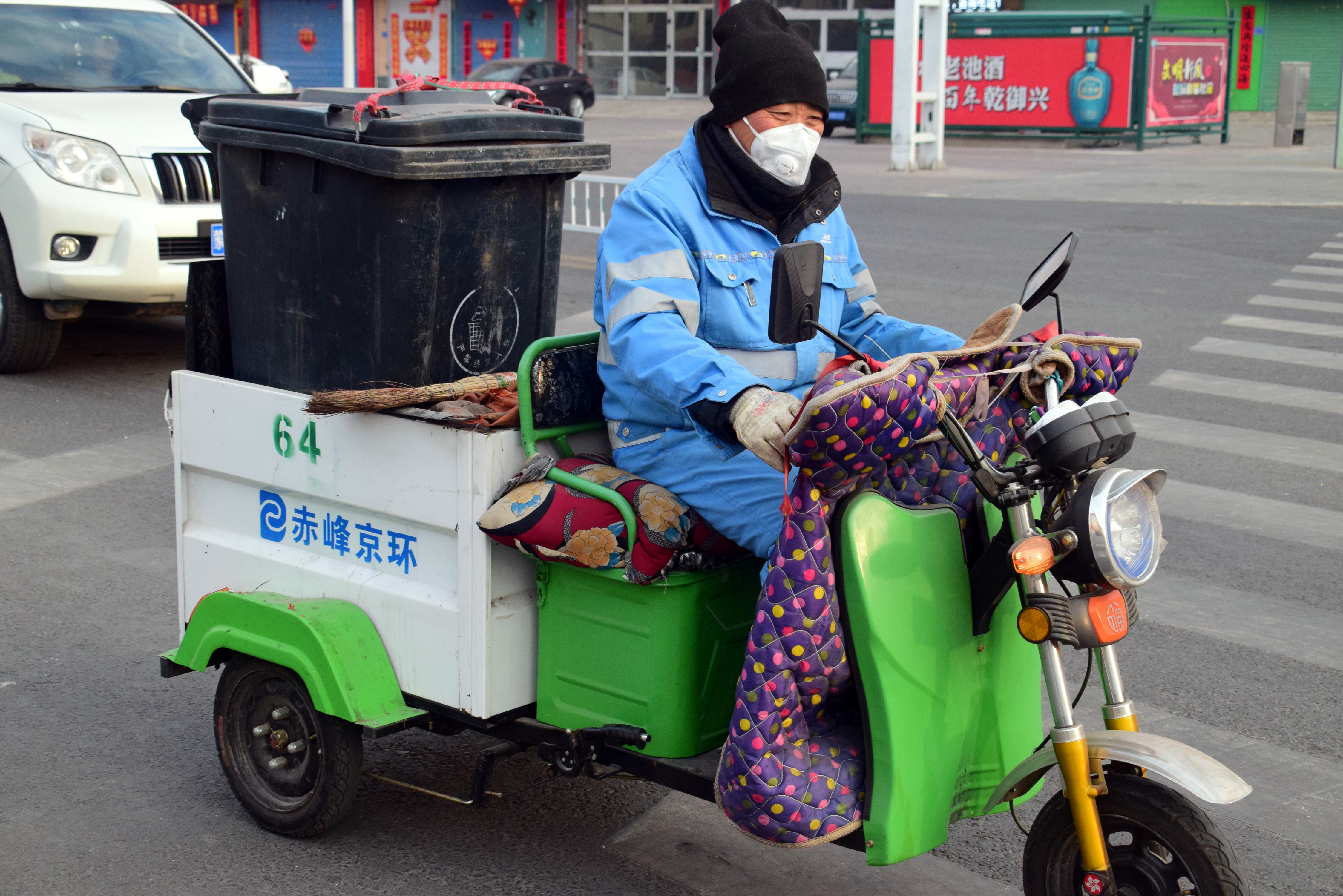 日伪时期一家瘟死俩儿子，老爹急红了眼，抄起碾棍去庙里打阎王爷
