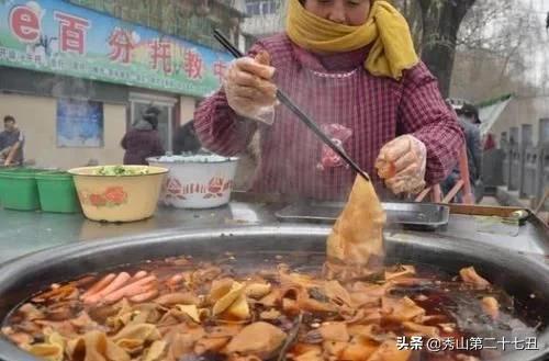 大妈在学校门口摆摊卖小吃,大妈校门口卖小吃引争议