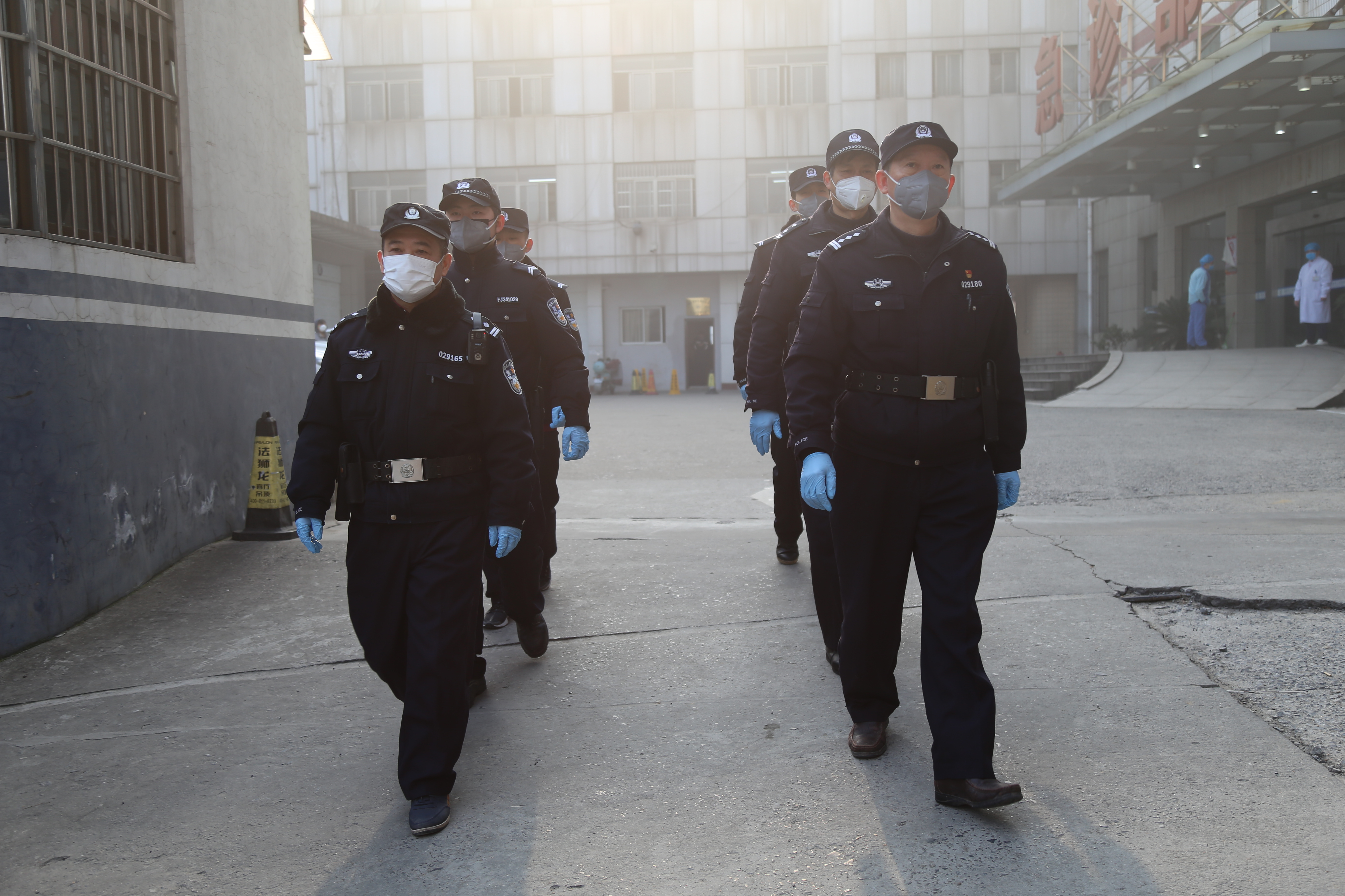 疫情防控公安民警始终冲锋在一线,坚持打赢防疫战