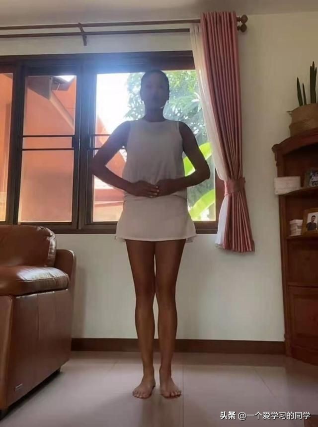 瞿颖晒跳舞视频皮肤黝黑引网友热议，家中陈设简单老款沙发已破皮