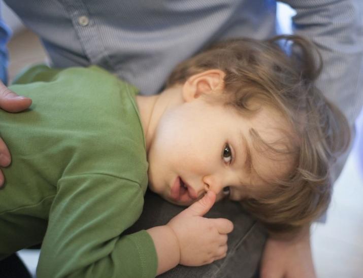 青春期的孩子还跟奶奶睡,青春期孩子还和父母睡