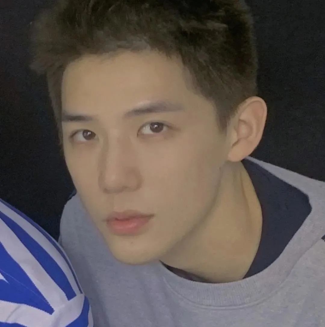 超好看的闺蜜头像一人一半真人,超好看的闺蜜头像动漫