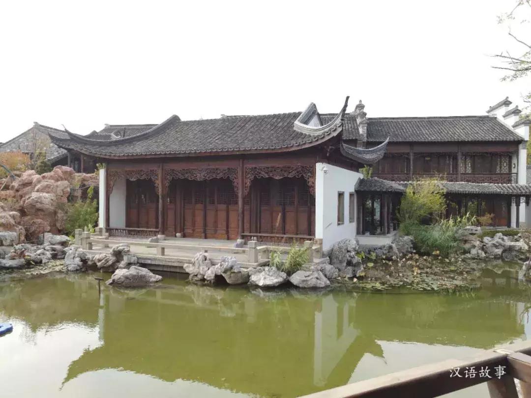 女儿是父母贴身的小棉袄(中英对照)