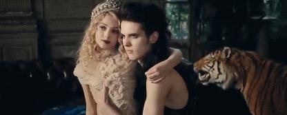 拍小孩视频事件,一个小孩被镜头拍到原视频