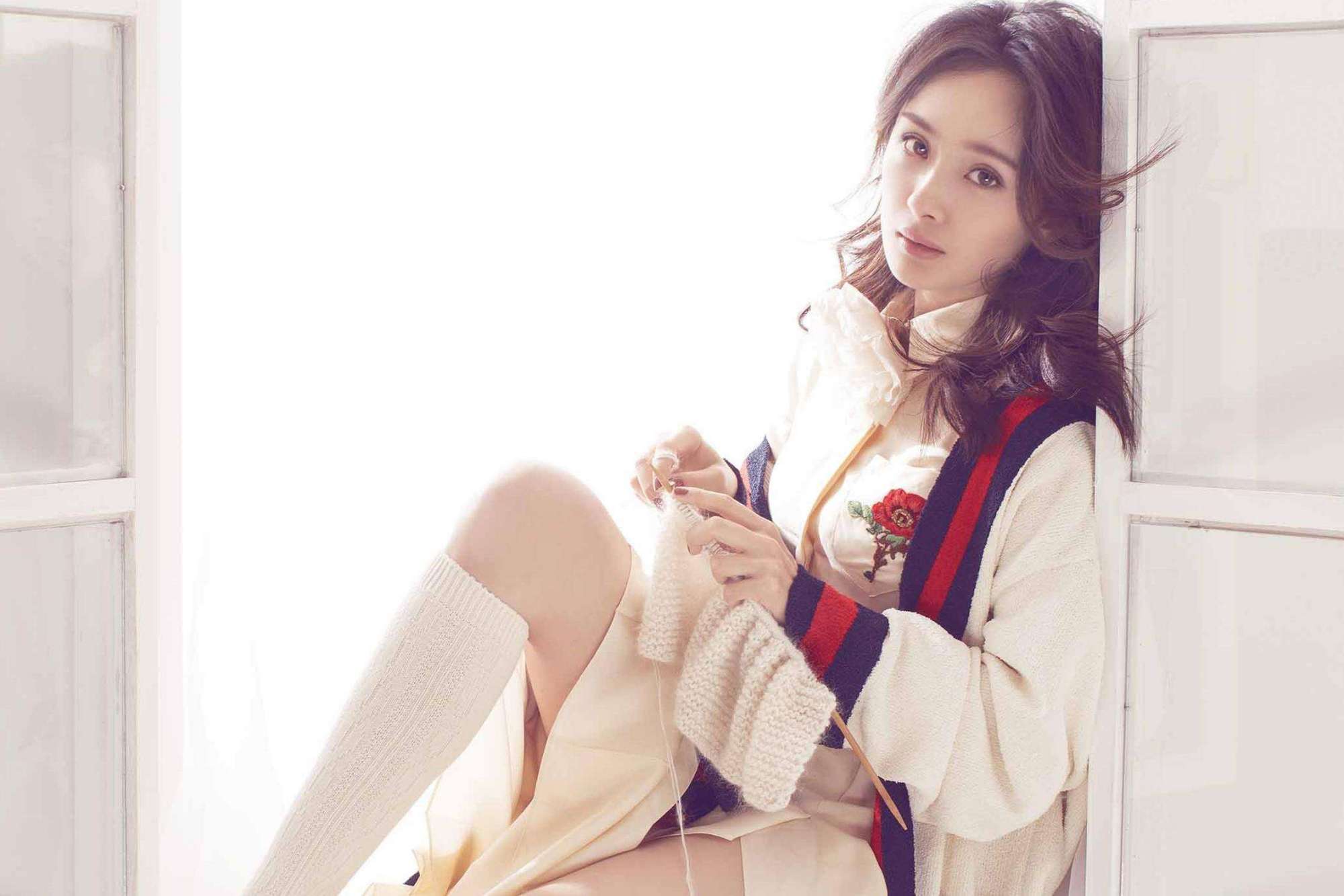 杨幂走路姿势动图,杨幂爬凳子姿势