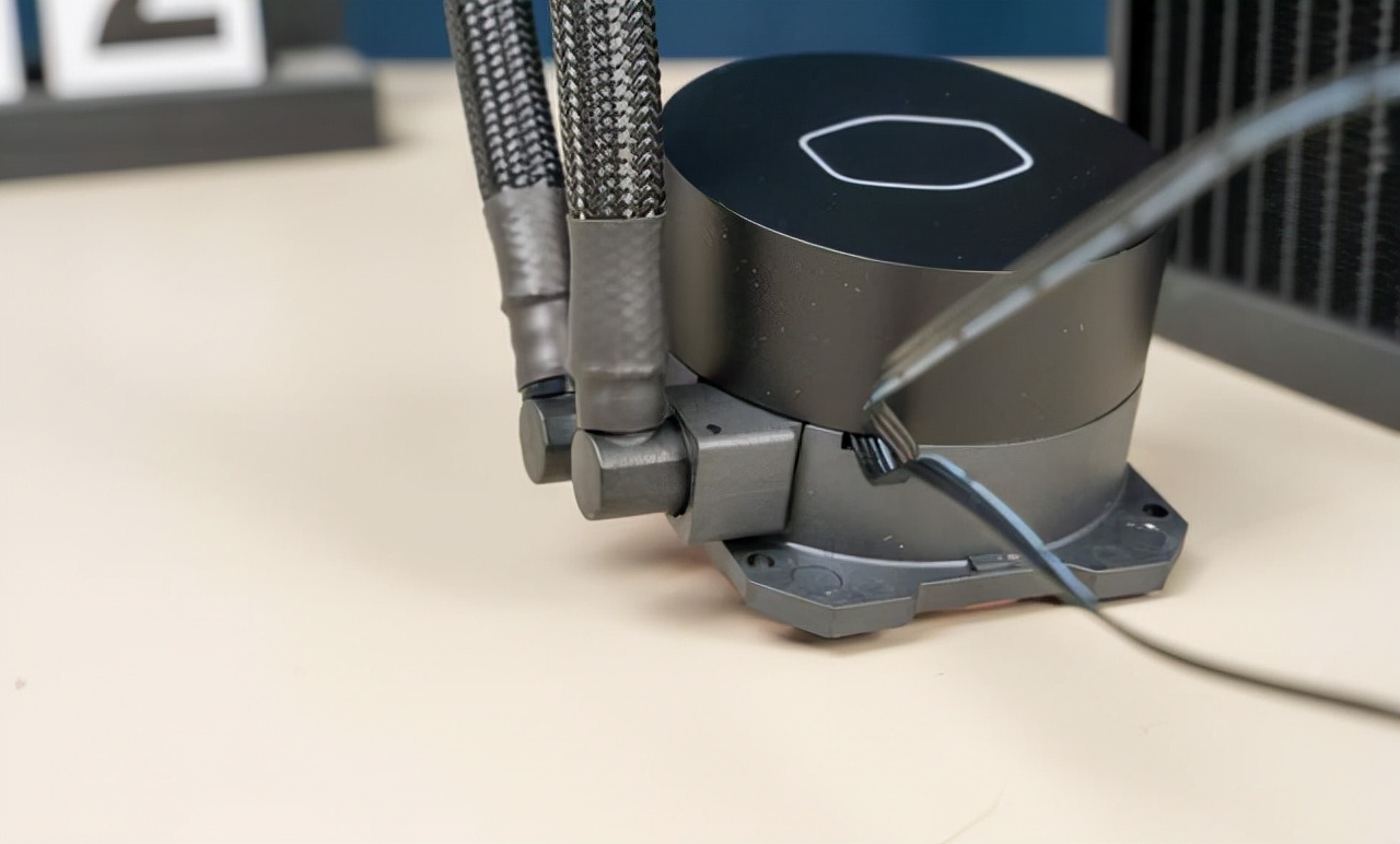 一体水冷主机和分体水冷主机区别,水冷主机好和普通的有什么区别