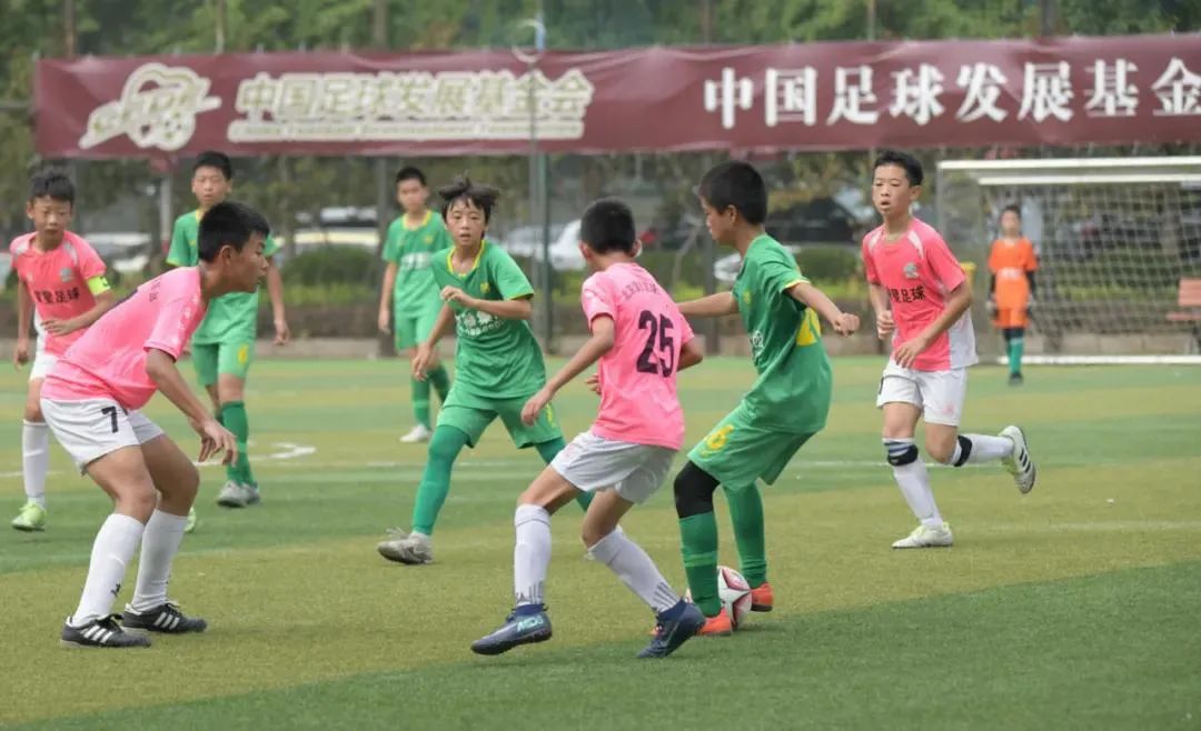 用奔跑见证前行,用拼搏的汗水挥洒赛场证明实力