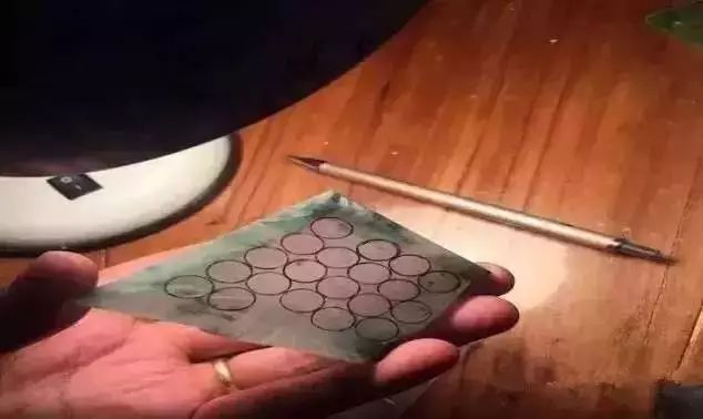 赌石切出一亿紫金石后众人傻眼,200块的赌石切出五彩翡翠