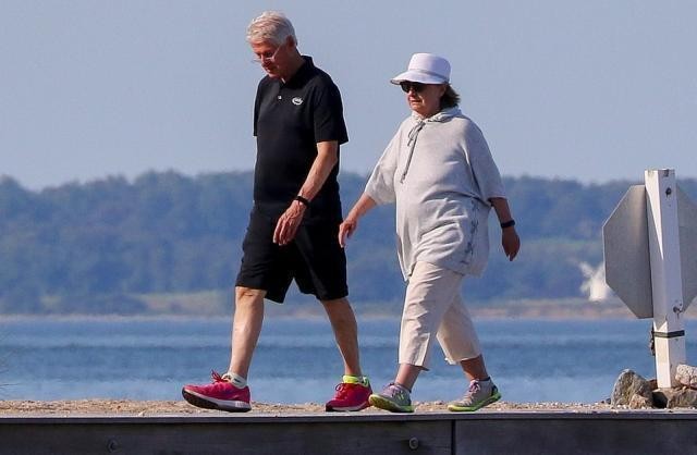 希拉里有多强势?坐在椅子上翘着二郎腿,教蹲在脚边的克林顿做事