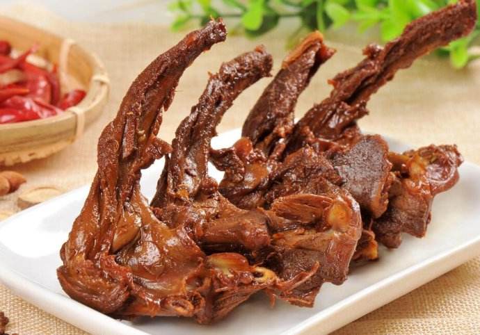 一只鸭子90元加工后卖28元,一只4斤重的鸭子