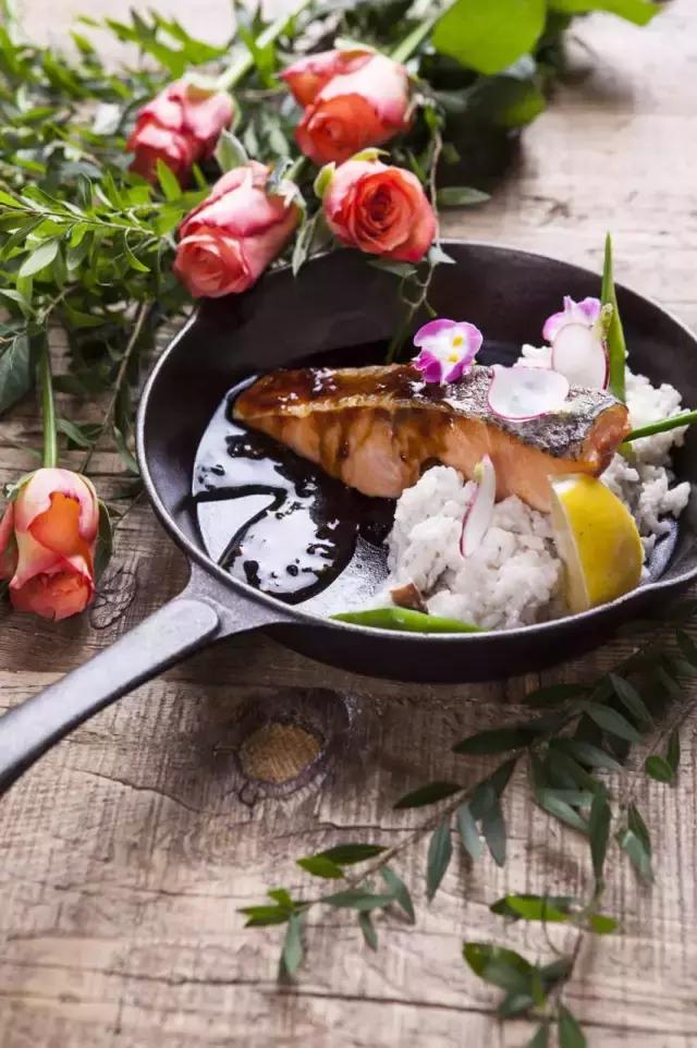 她在北京开了一家可以吃的花店,受众人追捧,还引来了李健