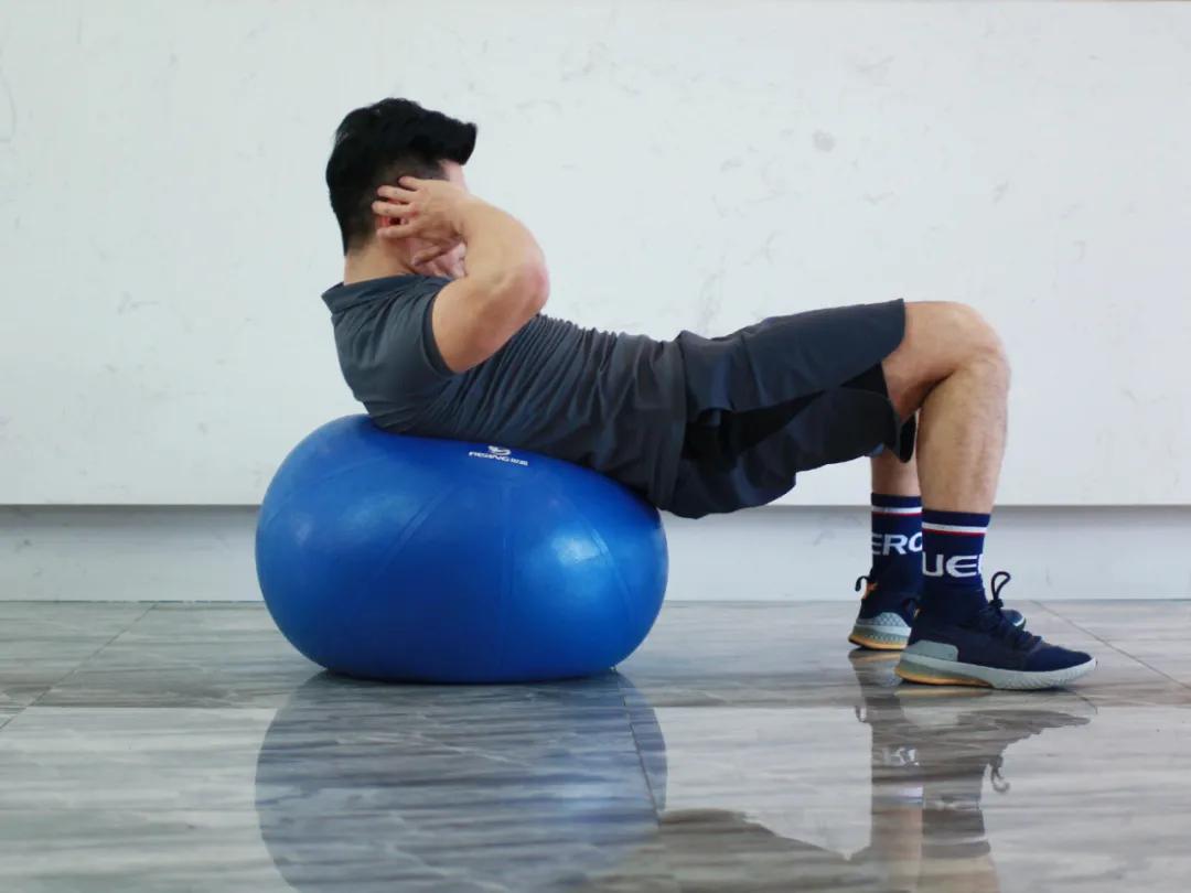 瑜伽球找平衡感,耀耀健身