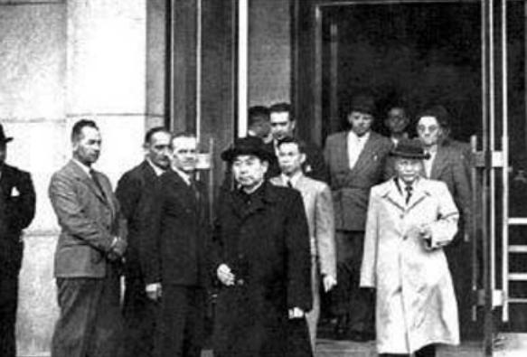 尼克松访华，假装说喜欢烟盒上熊猫图案，周恩来拍板：送两只真的