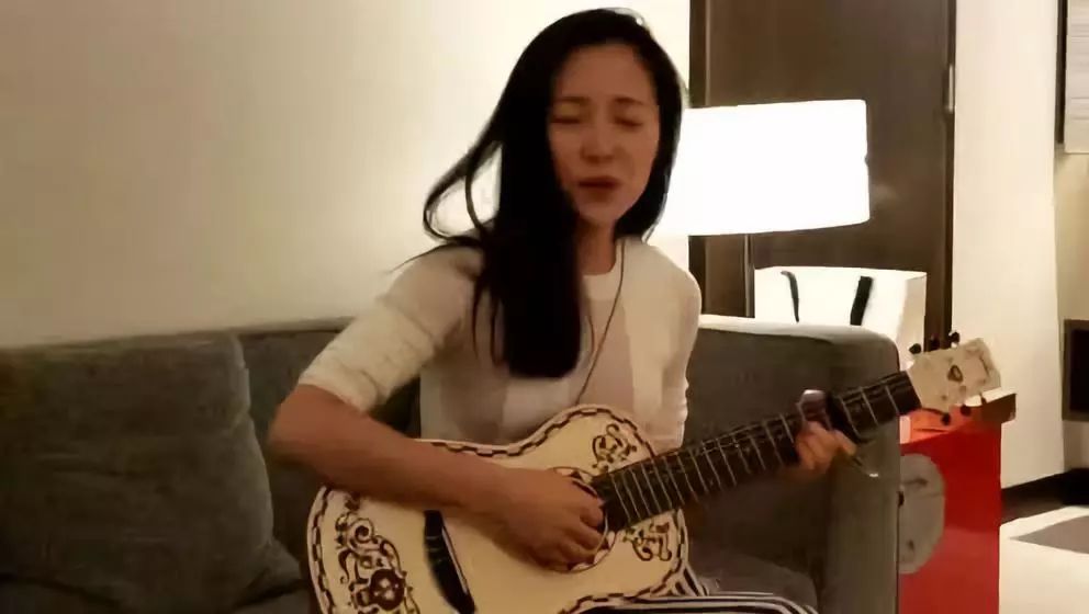 王源弹吉他的视频,王源空手弹吉他的视频