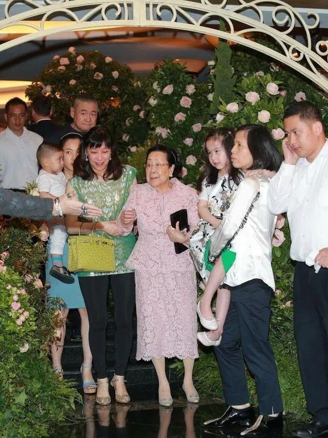 盘点“香江上流闺蜜团”五个千亿豪门婚礼，看看到底谁更壕无人性