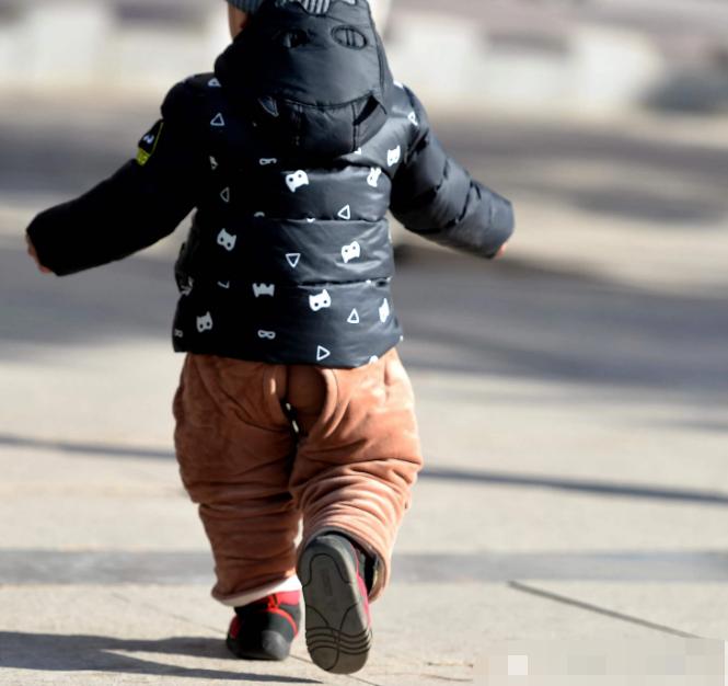 孩子玩滑滑梯屁股被烫伤,孩子玩滑梯摔了屁股