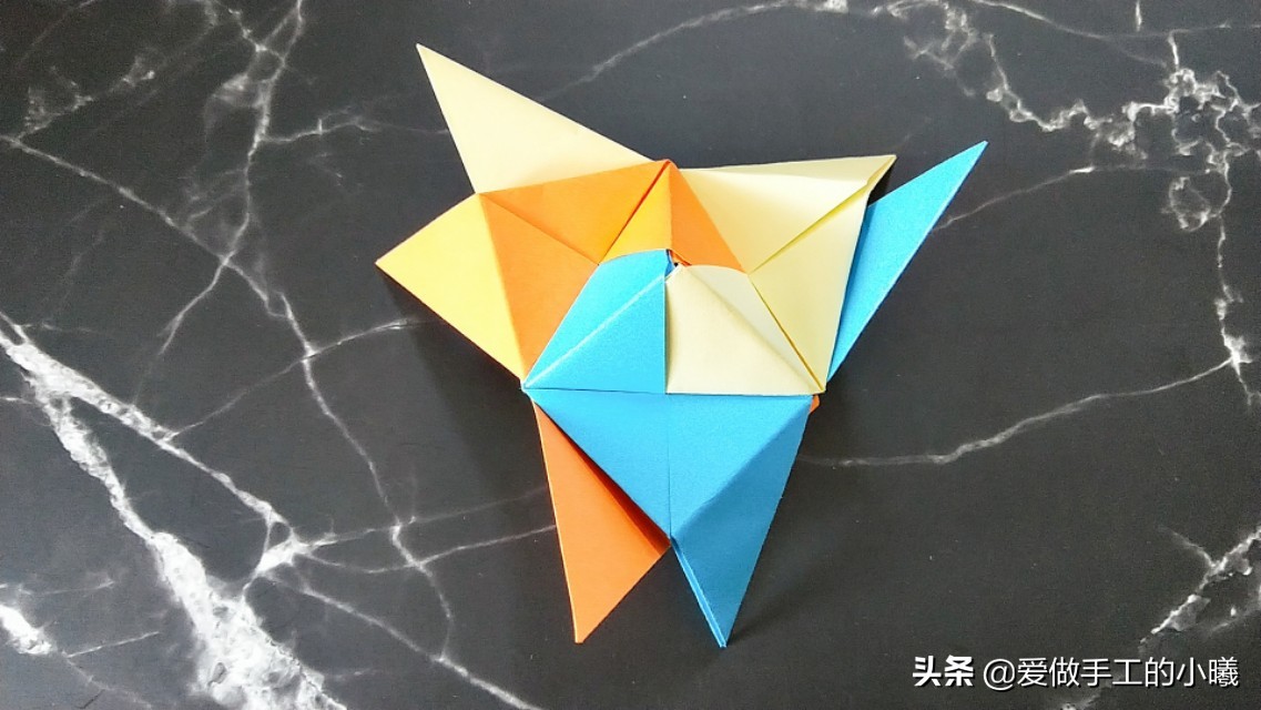 好玩的折纸旋转陀螺有一点点复杂,不用胶水就可以折的陀螺