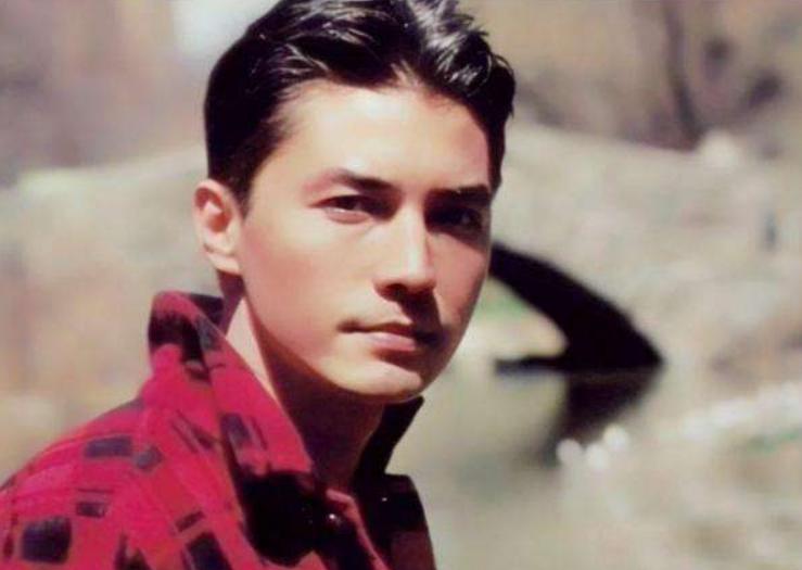 用美貌征服好莱坞的“孤儿”尊龙,晚景凄凉,也被“美国妈”召唤