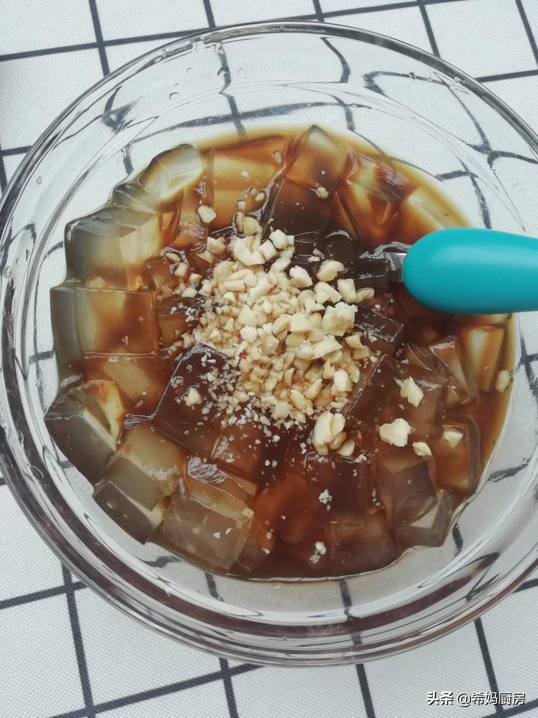 自制红糖凉粉，清凉爽口，两样食材就搞定