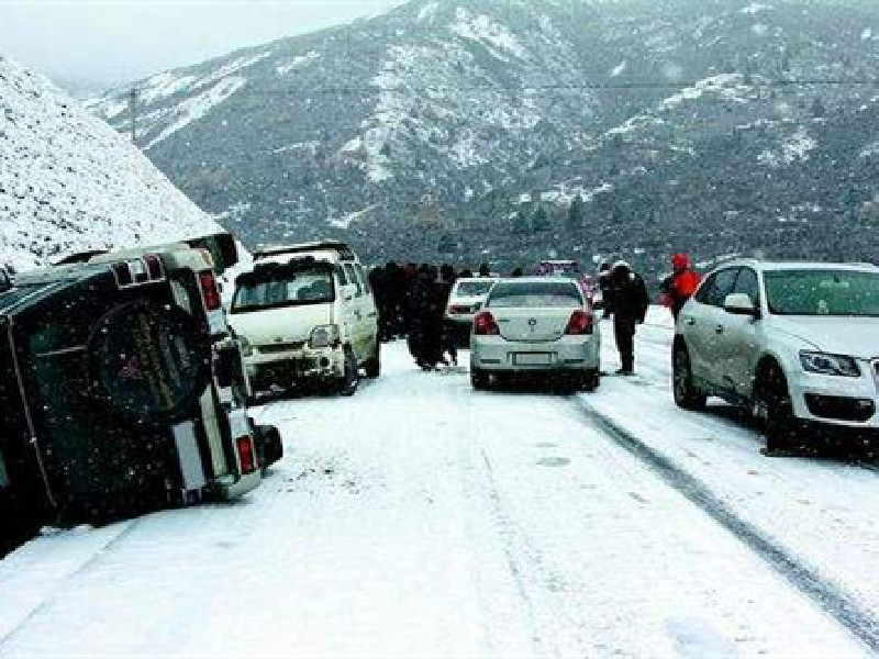 车轮雪天打滑最简单自救,车轮打滑怎么施救