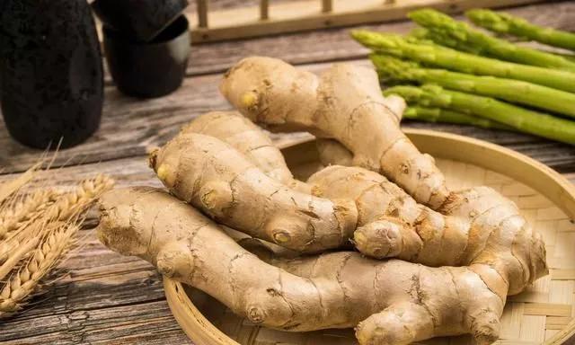 生姜施肥用硫酸钾还是硝酸钾好,七至八月份生姜怎样施肥管理