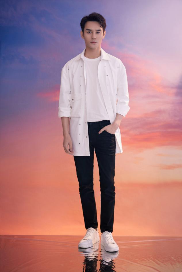 魅力挡不住王凯简约穿搭尽显清爽,王凯简单白色t恤穿出少年感