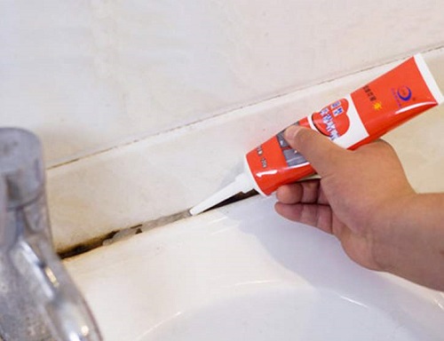 灶台打玻璃胶的地方发黑怎么去除,卫生间玻璃胶发黑发霉怎么清除