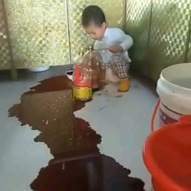 宝妈洗衣服时闻到一股酱油味,来到厨房一看,宝宝蹲着玩得起劲