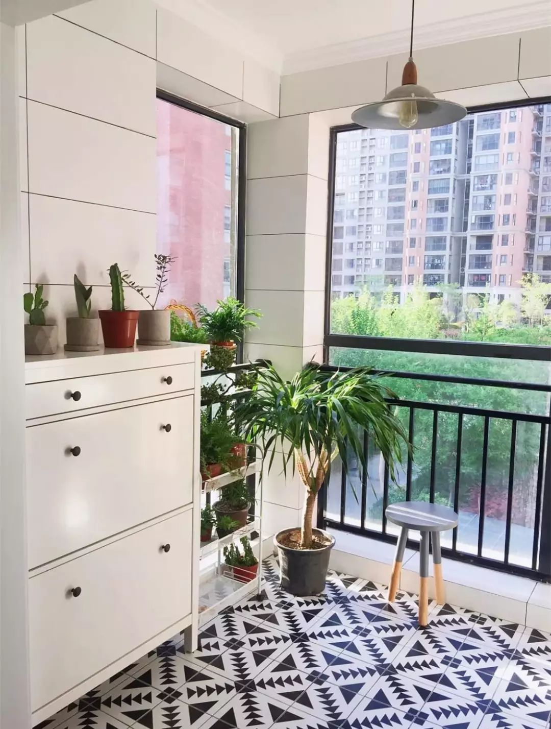 你们家阳台贴墙砖了吗,你们家阳台都瓷砖上墙没