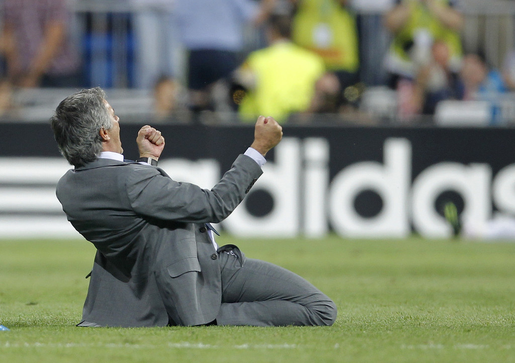 足坛滑跪德罗巴,足坛经典滑跪