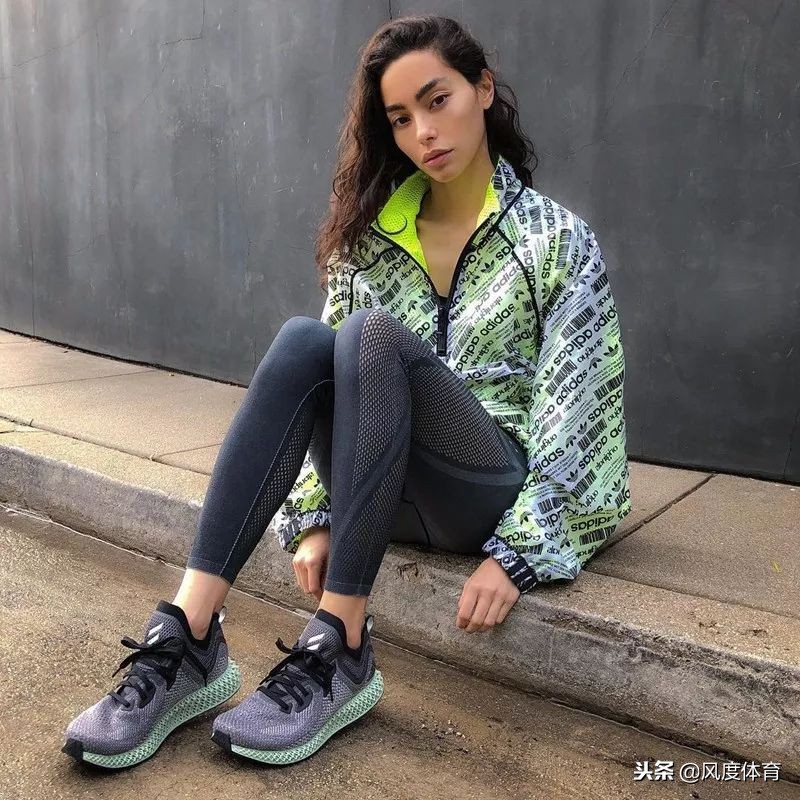 *窥偷**女神AdrianneHo的ins照片，我仿佛打开了新世界的大门……