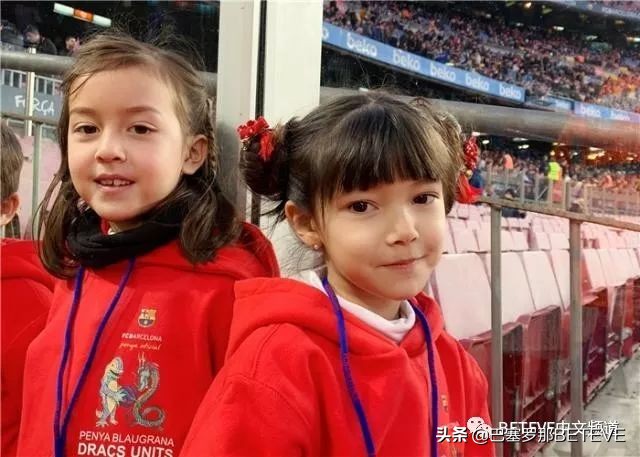 华人小球迷与梅西、苏亚雷斯等巴萨巨星共同庆祝新春佳节