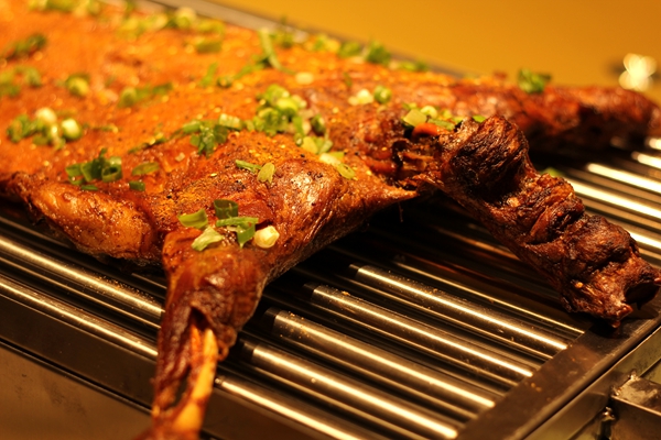 口味确实不错舌尖上的烤全羊,舌尖上的乡村草原特制烤全羊