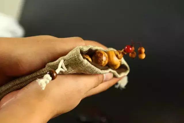 崖柏盘玩正确方法,崖柏摆件的盘玩多久能包浆