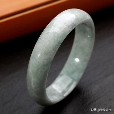 翡翠新手需谨慎，这八种坑爹的翡翠一定不能买