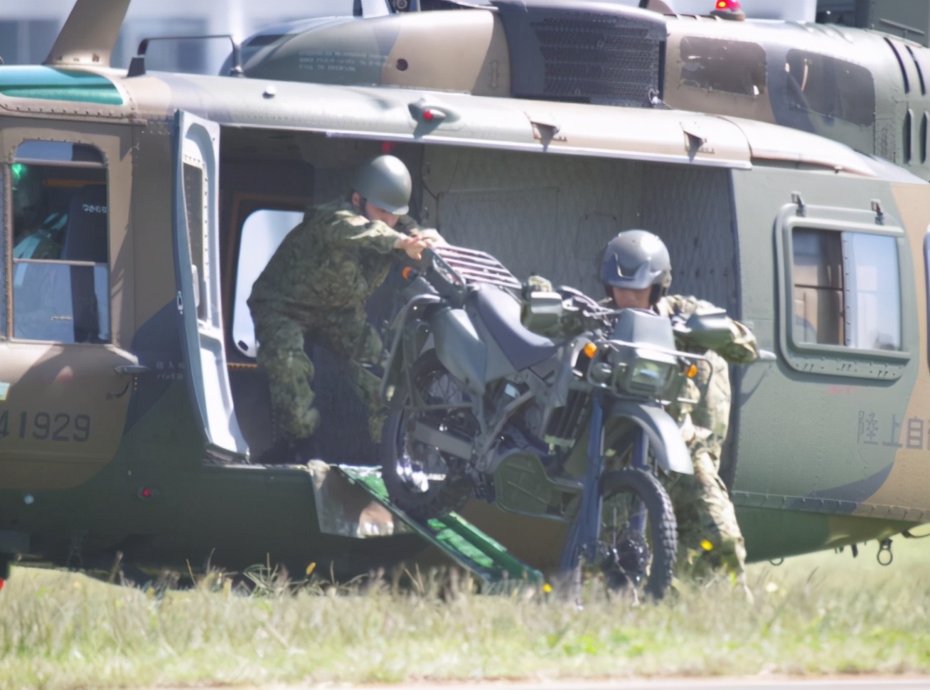 日本摩托车侦察队视频,日本自卫队摩托都是柴油吗