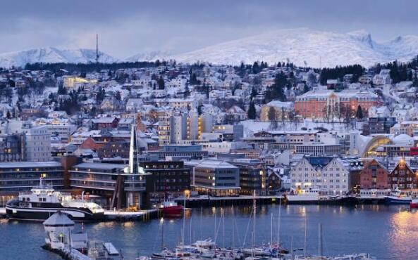 韩商言住的海景套房要十多万一晚,韩商言买项链