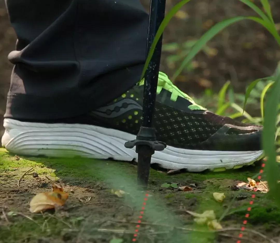 如何正确使用登山杖教程,用登山杖的正确方法